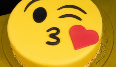 Emoji Kissing Cake